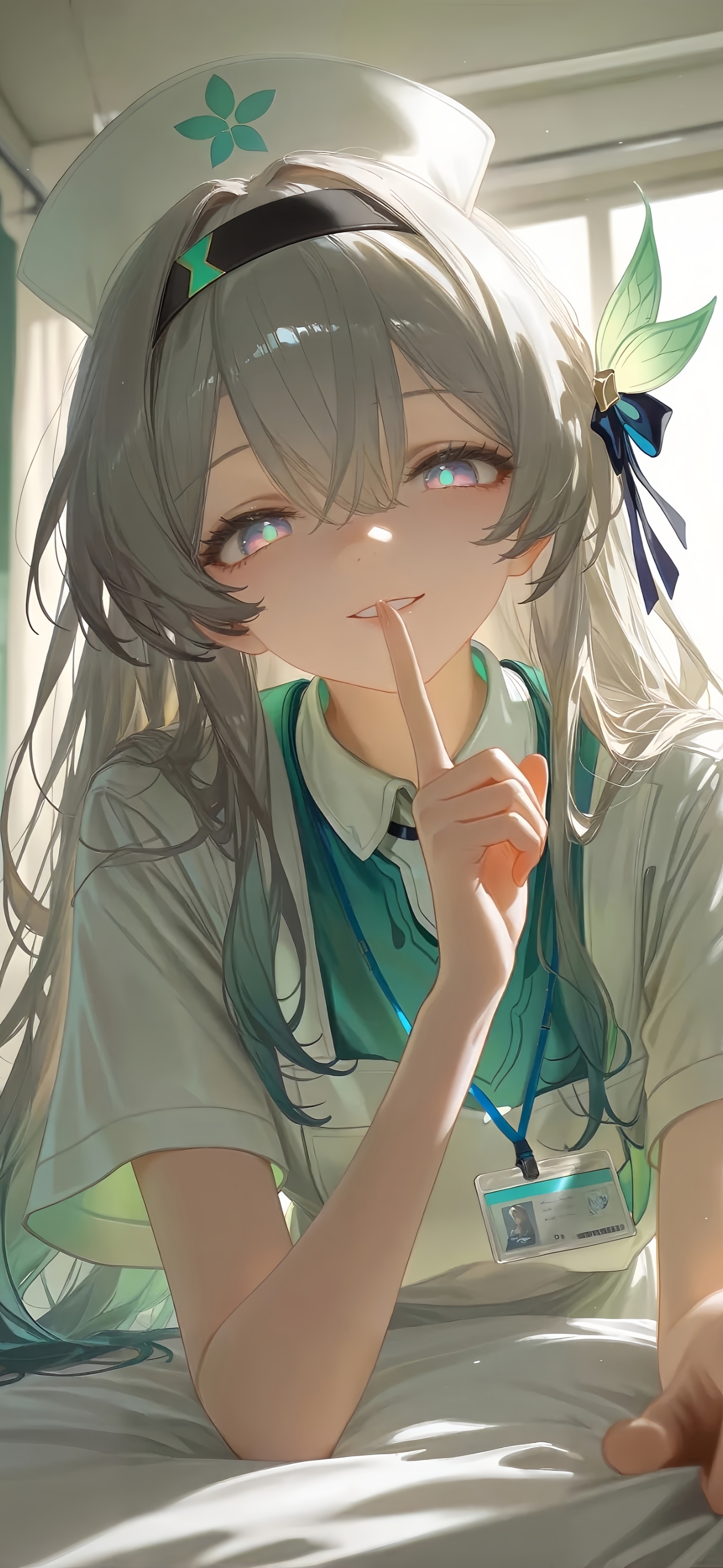 崩坏：星穹铁道流萤4K手机壁纸，淡灰长发少女托腮微笑，绿叶蝴蝶发饰与护士风制服在晨光窗边交相辉映