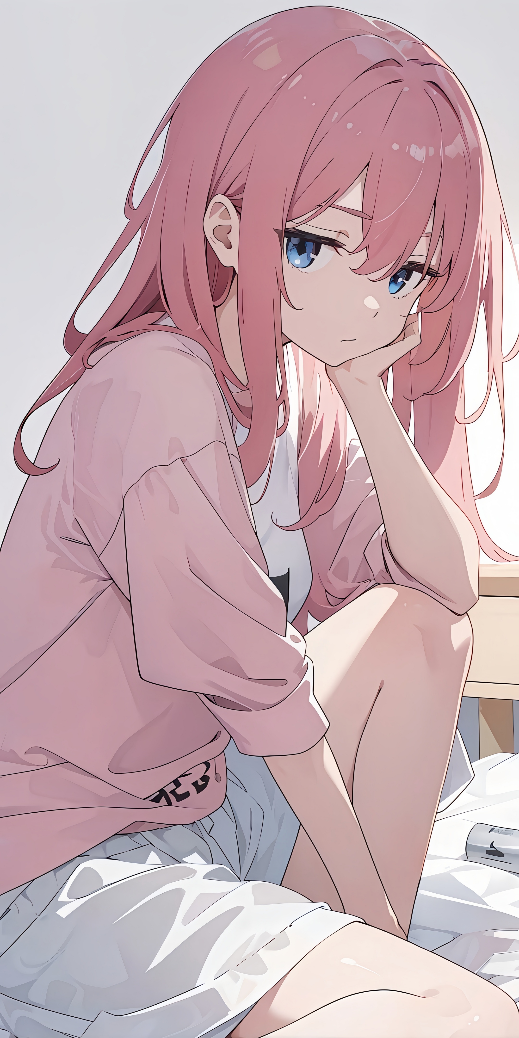 粉色长发少女坐于床边，蓝色大眼温柔凝视的4K动漫手机壁纸