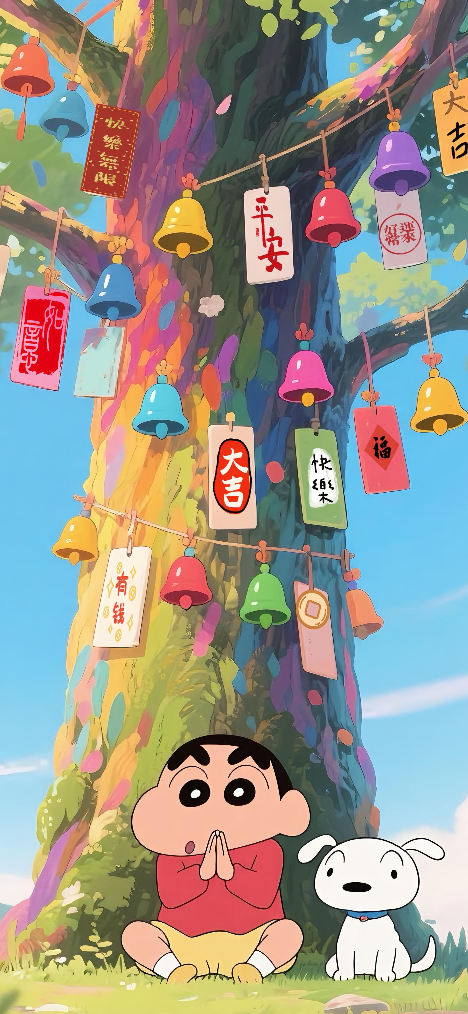 蜡笔小新4K手机壁纸，画面下方新之助与小白并坐祈祷，上方多彩祈福铃铛与吉祥牌悬挂在巨树枝头，明快动漫风格