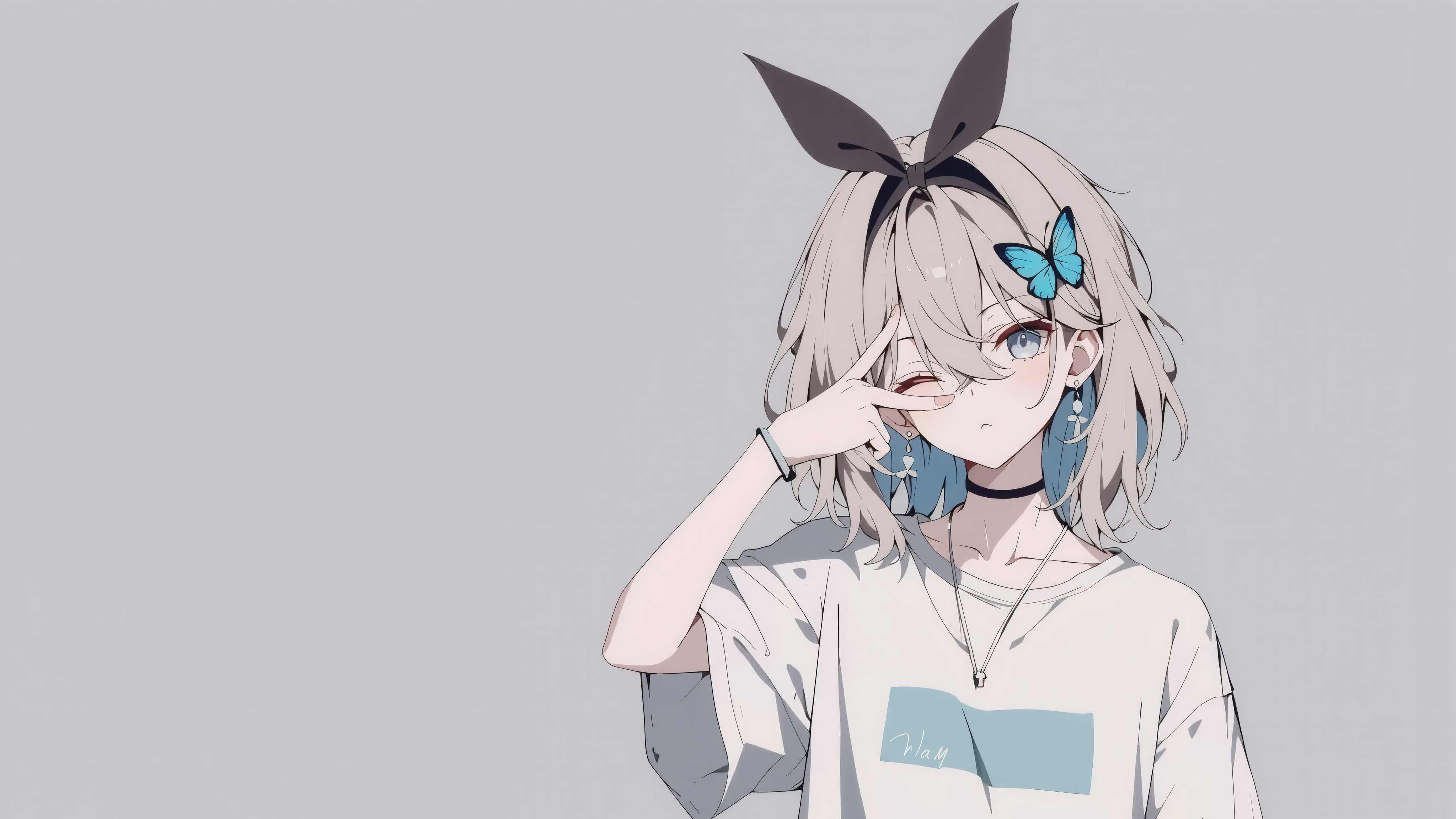崩坏：星穹铁道流萤4K电脑壁纸，淡灰长发少女单手比V，蓝橙渐变瞳与绿蝶发饰在灰背景中慵懒灵动