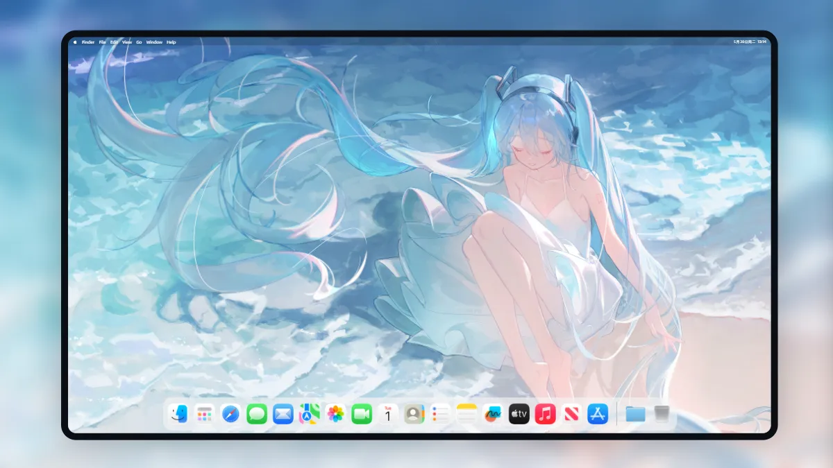 唯美治愈系 4K 高清动漫壁纸，描绘虚拟歌姬初音未来在海边沙滩上的静谧瞬间。她身着白色吊带裙，闭眼微笑，海蓝色长发随海浪飘逸，与海水融为一体。画面以蓝、白、淡粉色调营造夏日午后清凉宁静感，光影柔和细腻，适合作为清新唯美的电脑桌面背景。