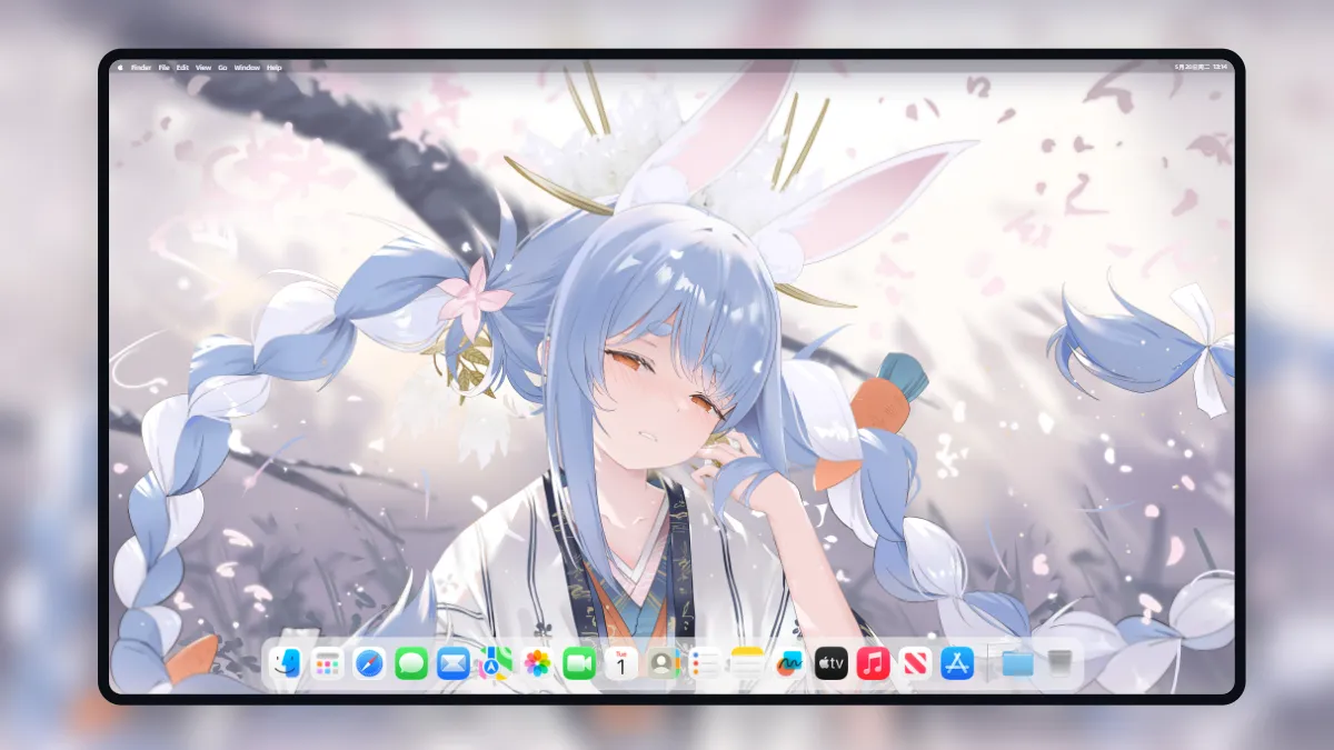 Hololive VTuber 兔田佩克拉身穿传统服饰，在樱花飘落的背景下露出温柔微笑的唯美 4K 电脑壁纸。